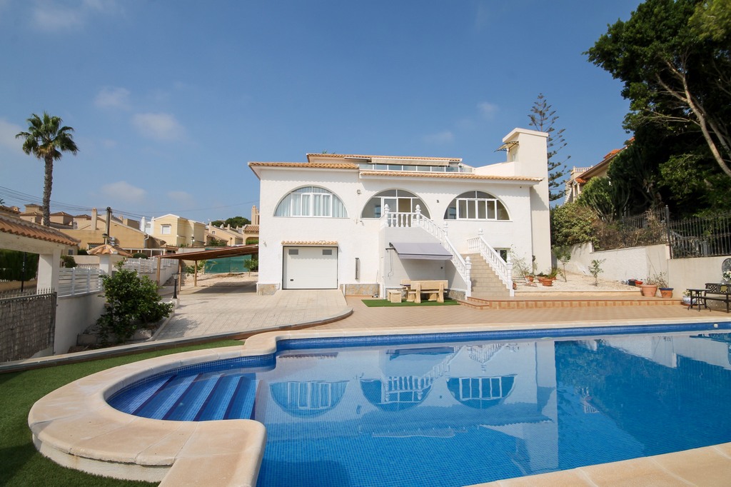 For Sale - Fabulous 5 bed 4 bath villa on large plot -  - Alicante