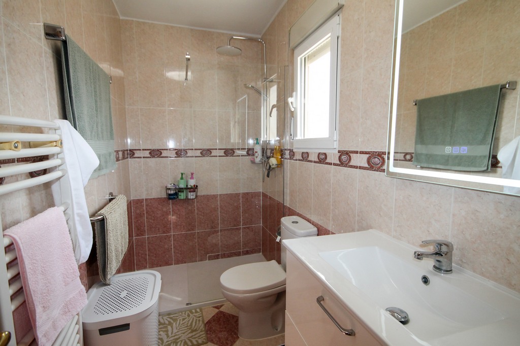 For Sale - Fabulous 5 bed 4 bath villa on large plot -  - Alicante