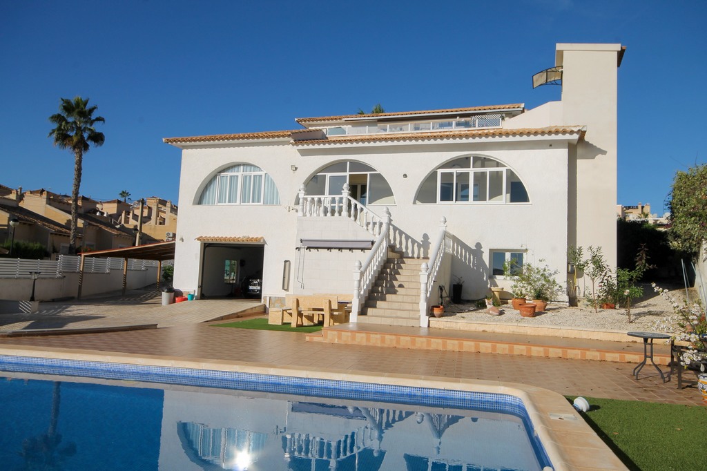 For Sale - Fabulous 5 bed 4 bath villa on large plot -  - Alicante