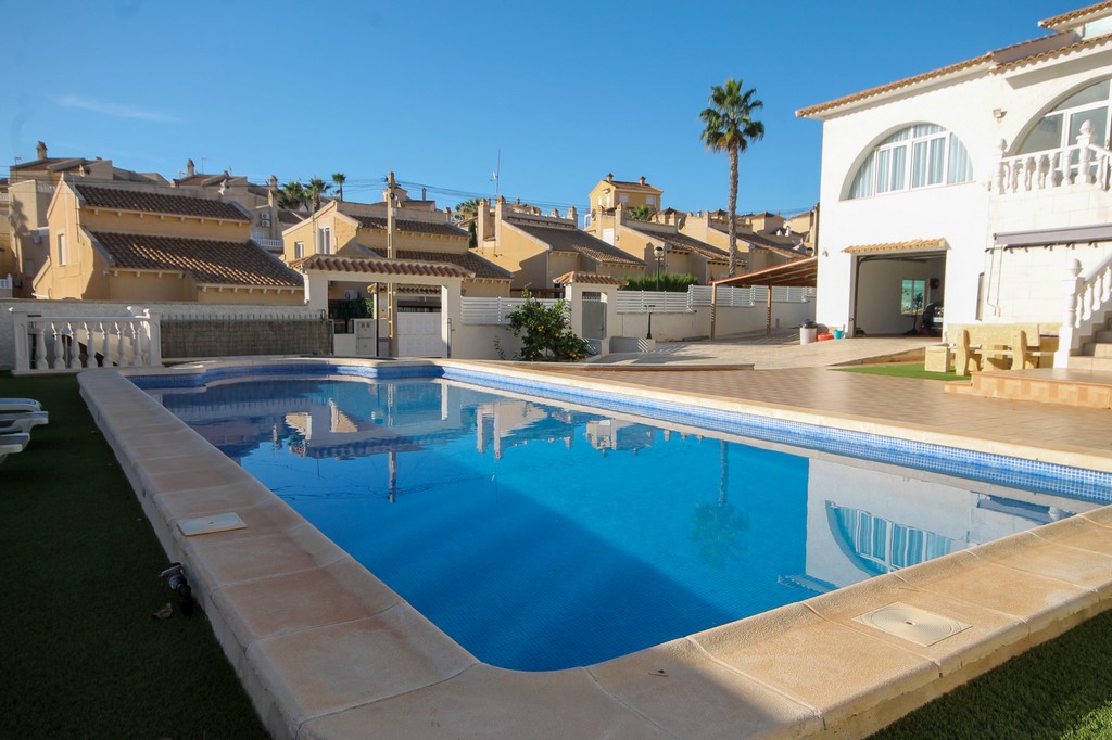 For Sale - Fabulous 5 bed 4 bath villa on large plot -  - Alicante