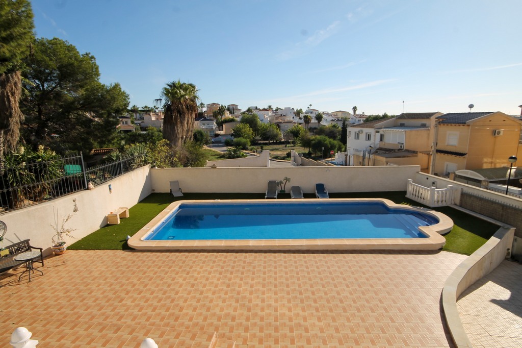 For Sale - Fabulous 5 bed 4 bath villa on large plot -  - Alicante