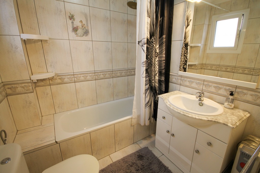 For Sale - Well presented 2 bed apartment with basement -  - Alicante